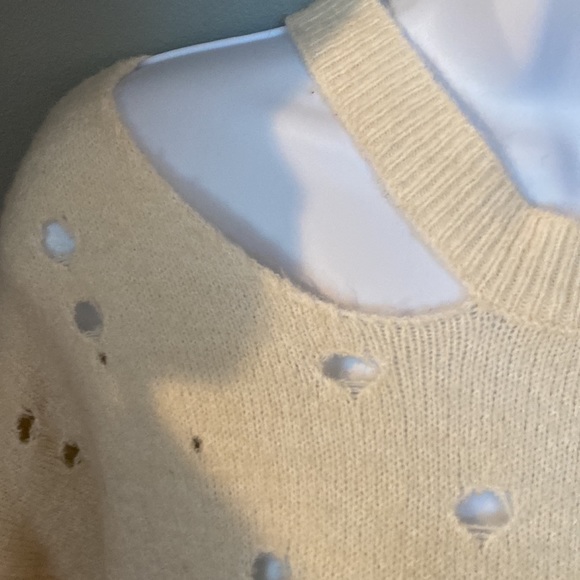 Distressed sweater - Picture 6 of 8